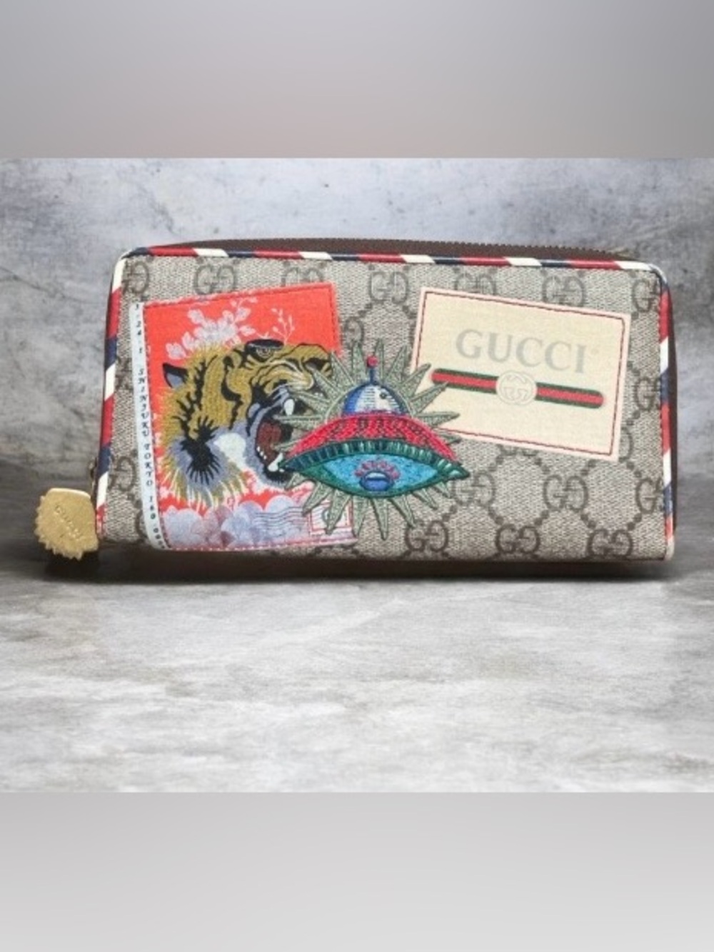 GUCCI  GG SUPREME “COURIER” EMBROIDERED UFO ZIP AROUND WALLET
DUST BAG INCLUDED